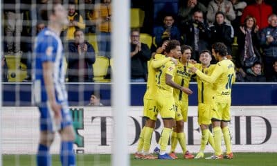 El delantero del Villarreal Gerard Moreno (3d) celebra tras anotar el segundo gol del equipo durante el partido de la jornada 19 de LaLiga EA Sports que jugaron Villarreal CF y el Alavés este sábado en el Estadio de la Cerámica en Villarreal. EFE/ Manuel Bruque