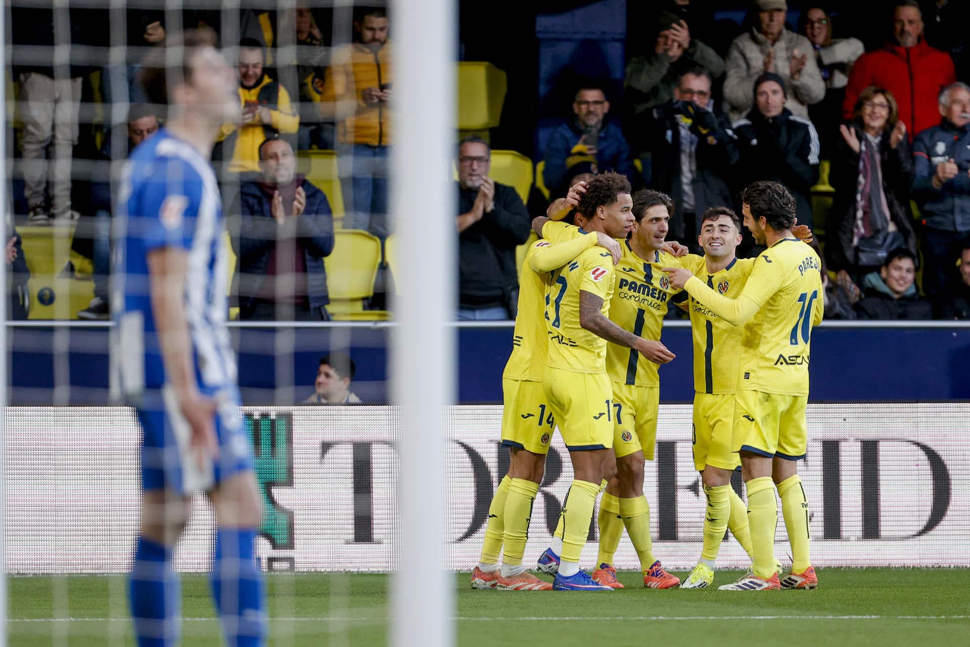 El delantero del Villarreal Gerard Moreno (3d) celebra tras anotar el segundo gol del equipo durante el partido de la jornada 19 de LaLiga EA Sports que jugaron Villarreal CF y el Alavés este sábado en el Estadio de la Cerámica en Villarreal. EFE/ Manuel Bruque
