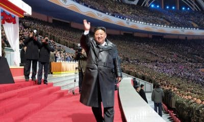Fotografía cedida por la agencia oficial KCNA del líder de Corea del Norte, Kim Jong-un (c), saludando a simpatizantes en una ceremonia este miércoles, en el estadio Primero de Mayo de Pionyang (Corea Del Norte). EFE/ KCNA