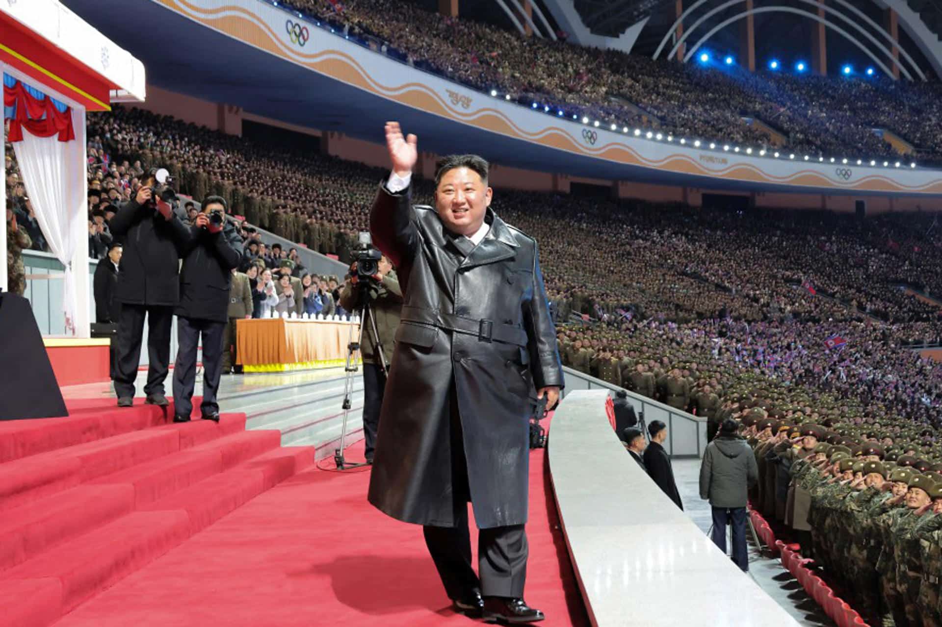 Fotografía cedida por la agencia oficial KCNA del líder de Corea del Norte, Kim Jong-un (c), saludando a simpatizantes en una ceremonia este miércoles, en el estadio Primero de Mayo de Pionyang (Corea Del Norte). EFE/ KCNA