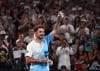 Stan Wawrinka con la cerveza que anunció que tomaría el día que cayera en su último Abierto de Australia. EFE/EPA/LUKAS COCH AUSTRALIA AND NEW ZEALAND OUT