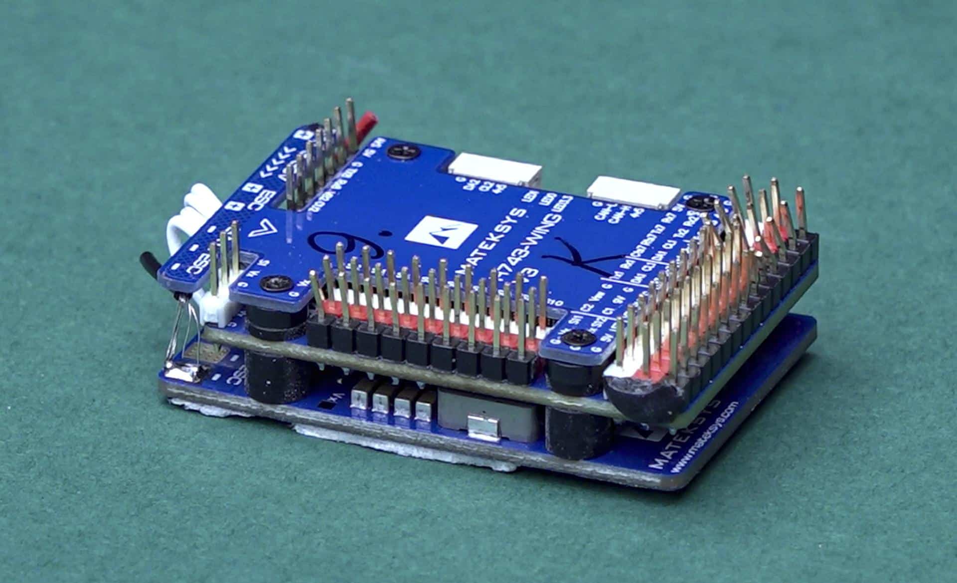 Moscú (EFE), 1 dic .- Una imagen fija tomada de un vídeo facilitado por el servicio de prensa del Ministerio de Defensa ruso muestra un controlador de un dron derribado por las fuerzas de defensa aérea rusas el 29 de diciembre sobre la región de Nóvgorod, que el jefe de la Dirección Principal de Inteligencia del Estado Mayor de las Fuerzas Armadas rusas entregó a un representante de la oficina del agregado militar de la embajada de Estados Unidos en Moscú, Rusia, el 1 de enero de 2026. Este controlador demuestra que Ucrania intentó atacar la residencia presidencial rusa en la región de Nóvgorod con drones, según el jefe de la Dirección Principal de Inteligencia del Estado Mayor de las Fuerzas Armadas rusas, el almirante Igor Kostyukov. (Rusia, Ucrania, Moscú) EFE/EPA/SERVICIO DE PRENSA DEL MINISTERIO DE DEFENSA RUSO / DISTRIBUCIÓN SOLO PARA USO EDITORIAL/NO VENTA