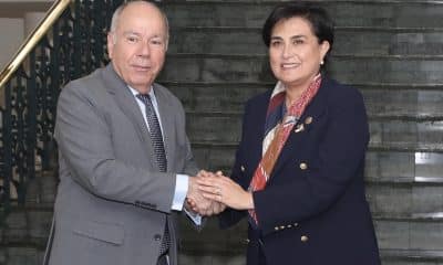 La ministra de Relaciones Exteriores y Movilidad Humana de Ecuador, Gabriela Sommerfeld (d), posa junto a el canciller de Brasil, Mauro Vieira, en Quito (Ecuador). EFE/ Gianna Benalcázar Manzano