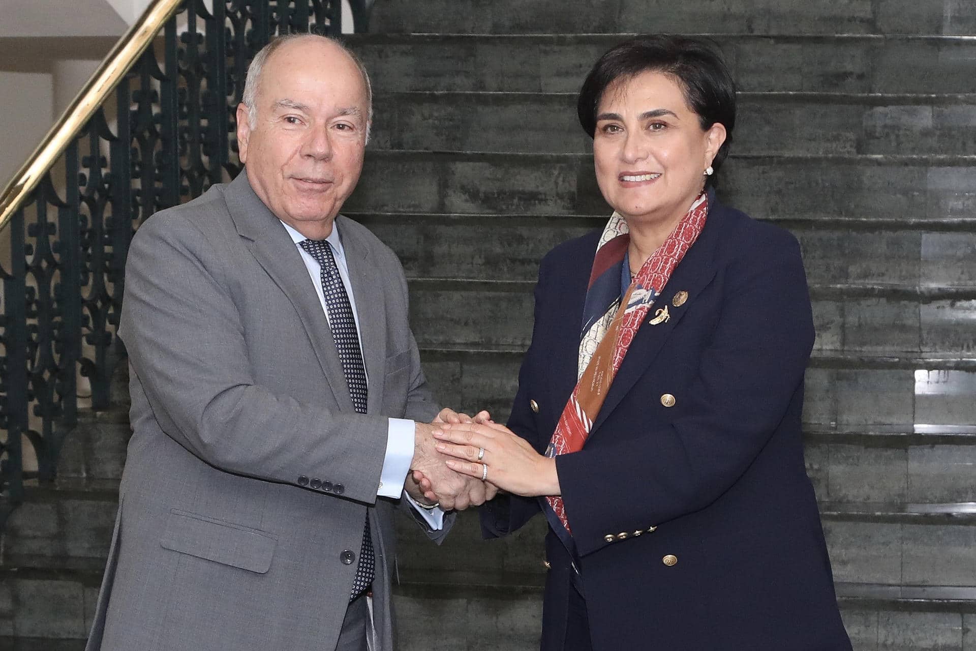 La ministra de Relaciones Exteriores y Movilidad Humana de Ecuador, Gabriela Sommerfeld (d), posa junto a el canciller de Brasil, Mauro Vieira, en Quito (Ecuador). EFE/ Gianna Benalcázar Manzano