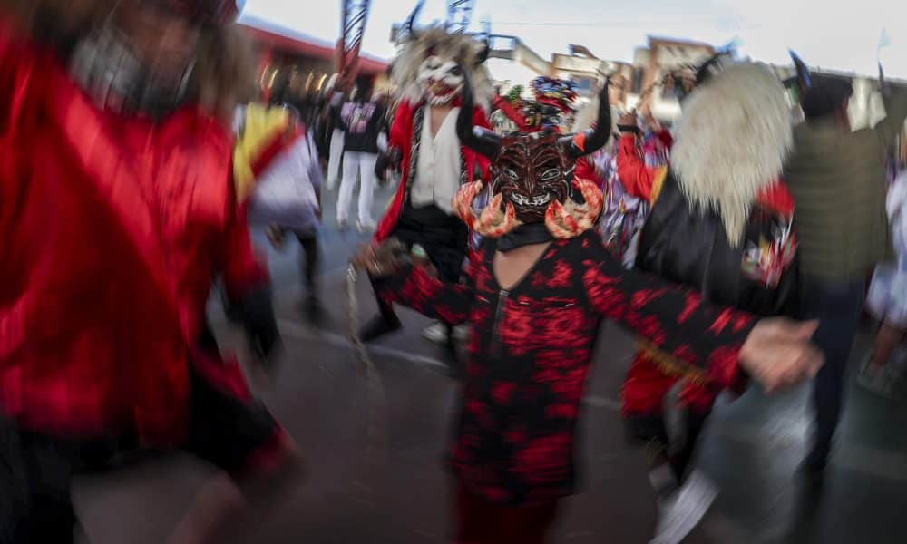 Una persona disfrazada de diablo participa en la Diablada pillareña este sábado en Píllaro (Ecuador). Miles de diablos bailan cada inicio de año en la ciudad ecuatoriana de Píllaro, como símbolo -según algunas versiones- de rebeldía indígena y en repudio a la imposición de antaño de la religión católica, una danza colectiva que con el pasar de los años se ha convertido en fiesta, con mefistófeles como protagonista. EFE/ José Jácome
