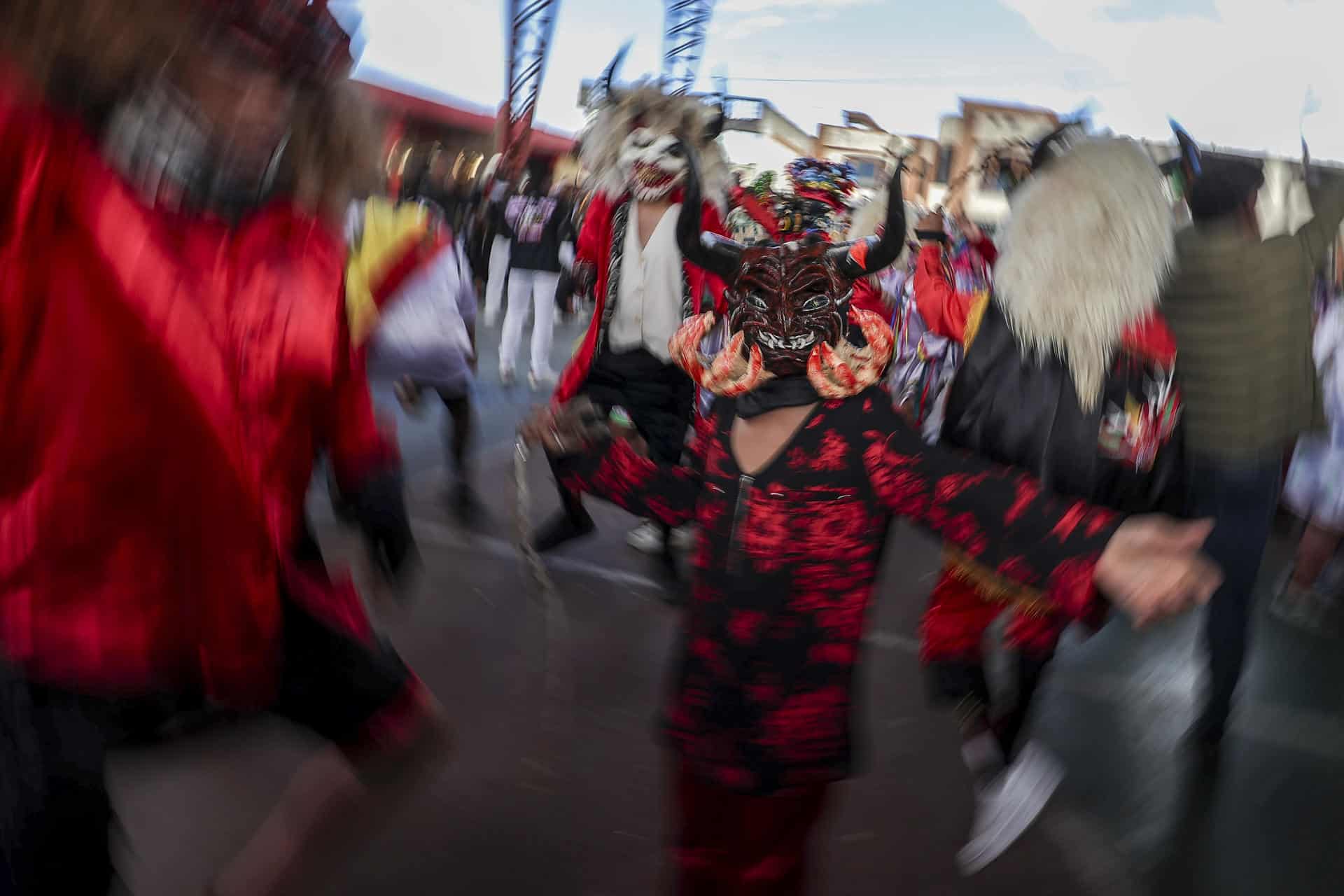 Una persona disfrazada de diablo participa en la Diablada pillareña este sábado en Píllaro (Ecuador). Miles de diablos bailan cada inicio de año en la ciudad ecuatoriana de Píllaro, como símbolo -según algunas versiones- de rebeldía indígena y en repudio a la imposición de antaño de la religión católica, una danza colectiva que con el pasar de los años se ha convertido en fiesta, con mefistófeles como protagonista. EFE/ José Jácome
