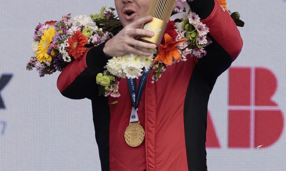 El piloto neozelandés Nick Cassidy de Citroën celebra este sábado la conquista del Gran Premio de México de la Fórmula E en el Autódromo Hermanos Rodríguez en Ciudad de México (México). EFE/ José Méndez