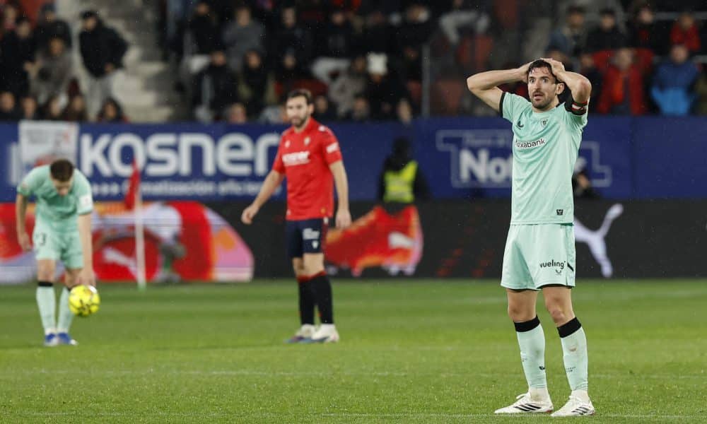 El defensa del Athletic Daniel Vivian (d) se lamenta al final del encuentro correspondiente a la jornada 18 de LaLiga EA Sports entre el CA Osasuna y el Athletic Club de Bilbao en El Sadar, Pamplona. EFE/ Villar López