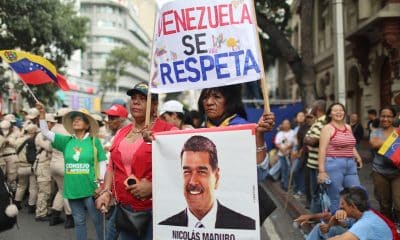 Una mujer sostiene un cartel en una manifiestación para pedir la libertad del presidente de Venezuela, Nicolás Maduro, y su esposa, Cilia Flores, este 16 de enero de 2026, en Caracas (Venezuela).EFE/ Miguel Gutierrez