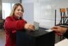 La candidata presidencial Catarina Martins ejerce su derecho al voto en Porto, Portugal, 18 de enero de 2026. Más de 11 millones de votantes están llamados a elegir al nuevo Presidente de la República Portuguesa, quien sucederá a Marcelo Rebelo de Sousa, que ha alcanzado el límite de sus mandatos. Hay 11 candidatos aceptados, un número récord. (Elecciones) EFE/EPA/MANUEL FERNANDO ARAUJO
