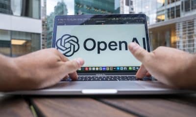 Una persona revisa su computador con el logo de OpenAI en Nueva York (Estados Unidos). Imagen de archivo. EFE/ Angel Colmenares