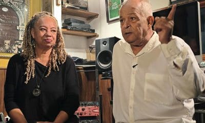 Los músicos Ele Valdés (i) y Carlos Alfonso (d), fundadores del grupo cubano de rock-fusión Síntesis, hablan en una entrevista con EFE este martes, en La Habana (Cuba). EFE/ Ernesto Mastrascusa