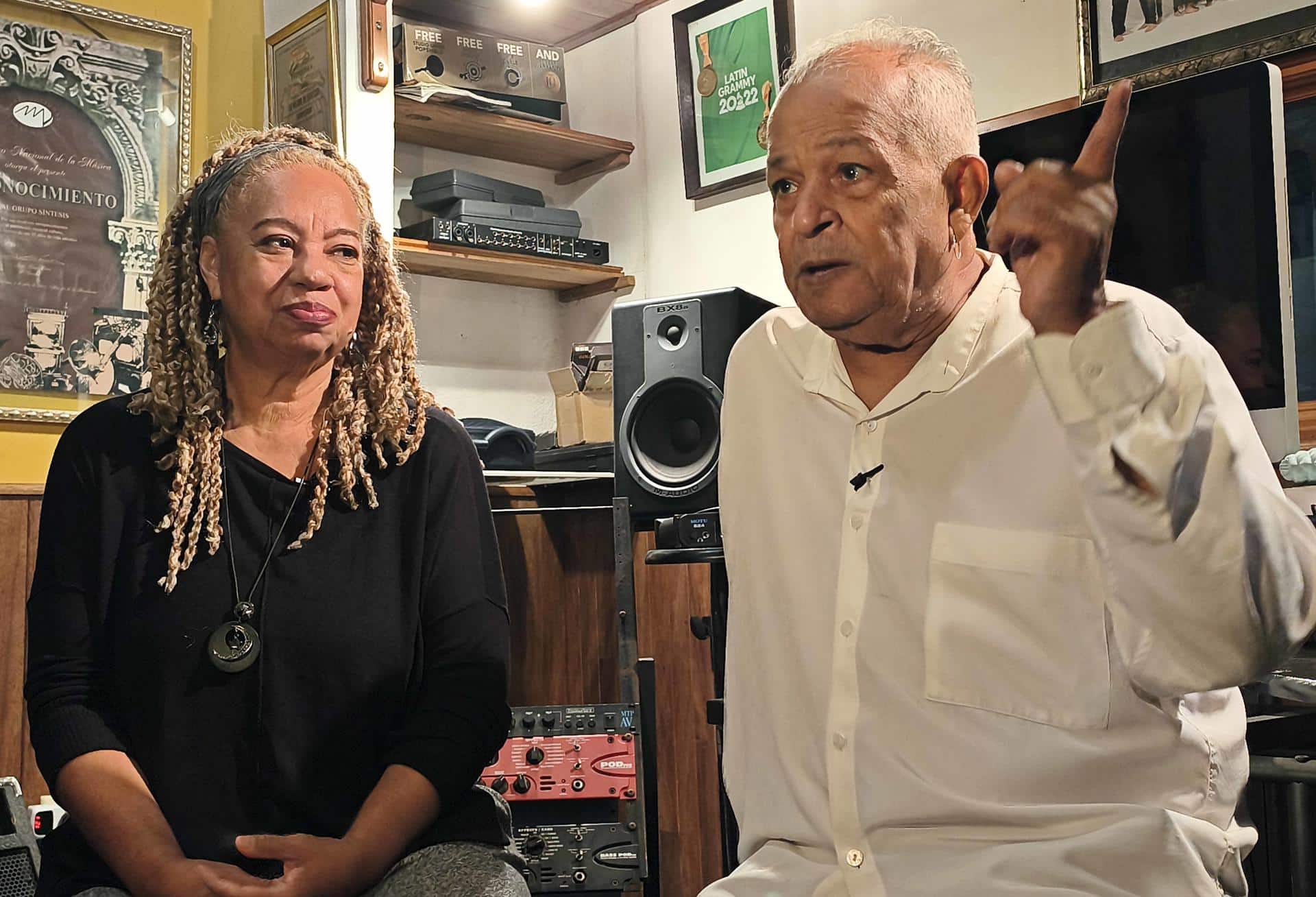 Los músicos Ele Valdés (i) y Carlos Alfonso (d), fundadores del grupo cubano de rock-fusión Síntesis, hablan en una entrevista con EFE este martes, en La Habana (Cuba). EFE/ Ernesto Mastrascusa