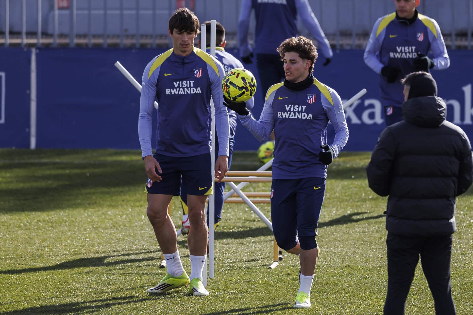 Julián Alvarez y Robin Le Normand, en el entrenamiento de este sábado. EFE/Rodrigo Jiménez
