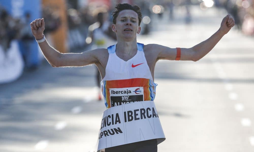 El sueco Andreas Almgren tras cruzar la línea de meta de la carrera de 10k de Valencia, en la que estableció una nueva mejor marca europe. EFE/Manuel Bruque