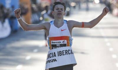 El sueco Andreas Almgren tras cruzar la línea de meta de la carrera de 10k de Valencia, en la que estableció una nueva mejor marca europe. EFE/Manuel Bruque
