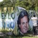 Una persona realiza labores de limpieza frente a un mural con los rostros de los artistas Julio Iglesias y Johnny Ventura en Punta Cana (República Dominicana). EFE/ Orlando Barría