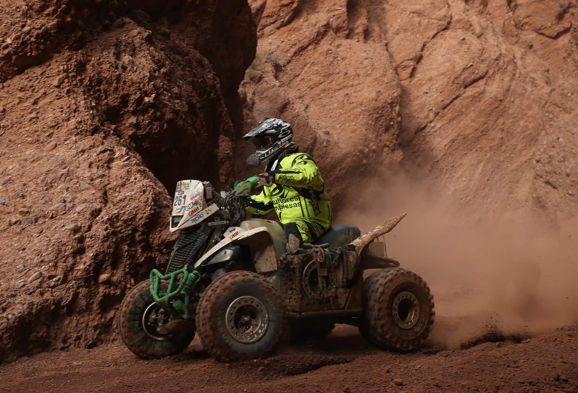 Fotografía de Nicolás Aguilera, en la que puede verse en una imagen de archivo del 15 de enero de 2015 al piloto argentino Jeremías González, durante una prueba. EFE