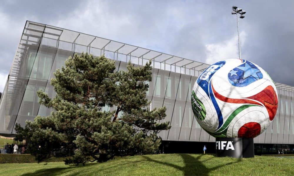 Se presenta una gran exhibición del balón del partido para la Copa Mundial de la FIFA 2026 Trionda frente a la sede de la FIFA, en una imagen de archivo. EFE/EPA/CLAUDIO THOMA