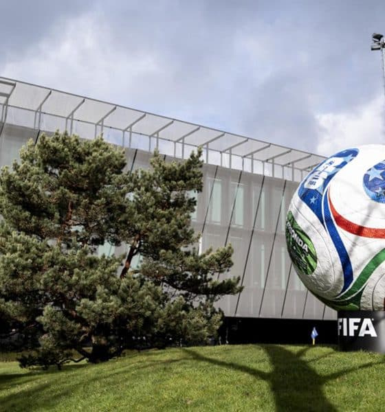 Se presenta una gran exhibición del balón del partido para la Copa Mundial de la FIFA 2026 Trionda frente a la sede de la FIFA, en una imagen de archivo. EFE/EPA/CLAUDIO THOMA