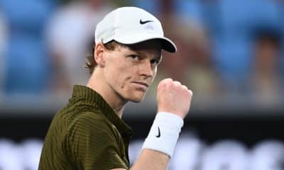 El tenista italiano Jannik Sinner celebra un punto del partido del Abierto de Australia 2026 contra su compatriota Luciano Darderi en el Melbourne Park. EFE/EPA/JOEL CARRETT