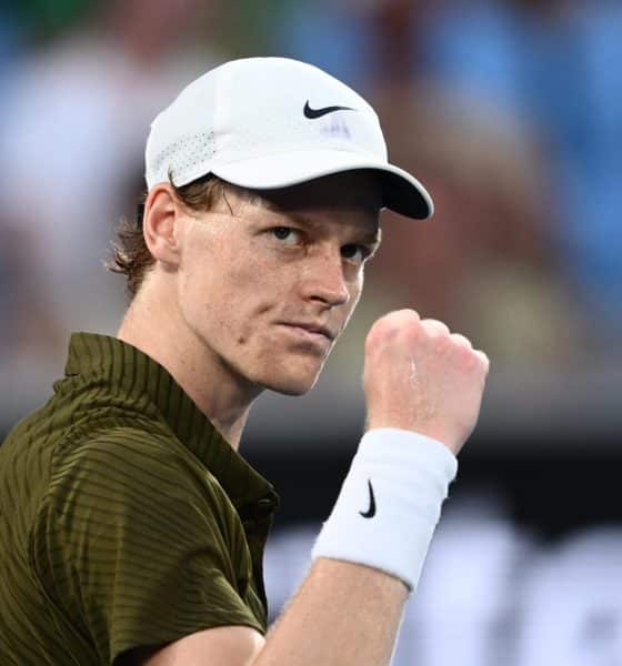 El tenista italiano Jannik Sinner celebra un punto del partido del Abierto de Australia 2026 contra su compatriota Luciano Darderi en el Melbourne Park. EFE/EPA/JOEL CARRETT