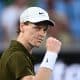 El tenista italiano Jannik Sinner celebra un punto del partido del Abierto de Australia 2026 contra su compatriota Luciano Darderi en el Melbourne Park. EFE/EPA/JOEL CARRETT