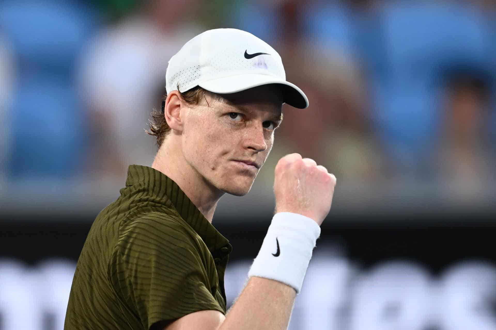 El tenista italiano Jannik Sinner celebra un punto del partido del Abierto de Australia 2026 contra su compatriota Luciano Darderi en el Melbourne Park. EFE/EPA/JOEL CARRETT