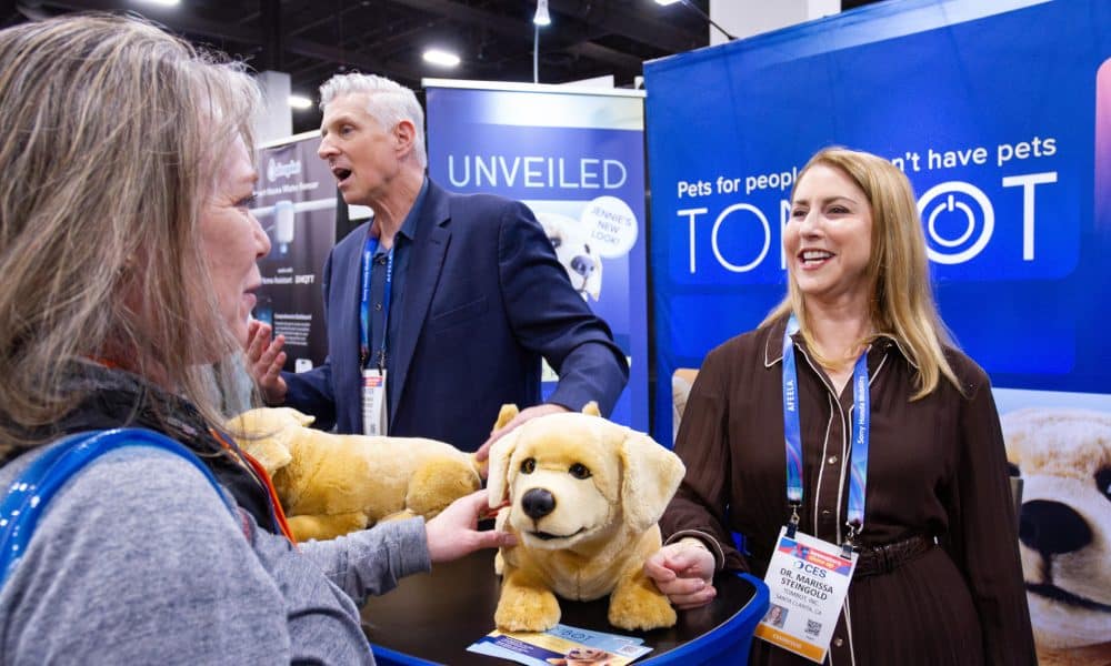 Personas participan en la Feria de Electrónica de Consumo (CES) este 4 de enero de 2026, en Las Vegas (Estados Unidos).EFE/ Luis Chacon