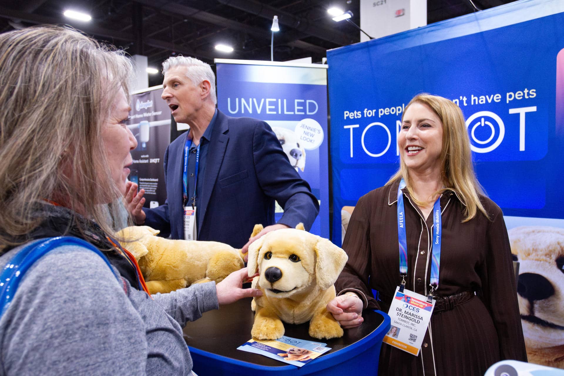 Personas participan en la Feria de Electrónica de Consumo (CES) este 4 de enero de 2026, en Las Vegas (Estados Unidos).EFE/ Luis Chacon