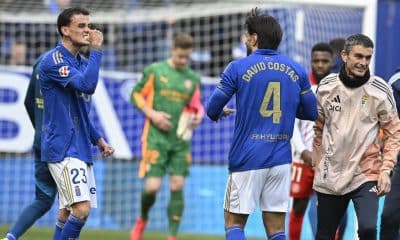 Los jugadores del Real Oviedo celebran la victoria en el partido de LaLiga entre el Real Oviedo y el Girona FC celebrado en el Estadio Carlos Tartiere en Oviedo, este sábado. EFE/Eloy Alonso