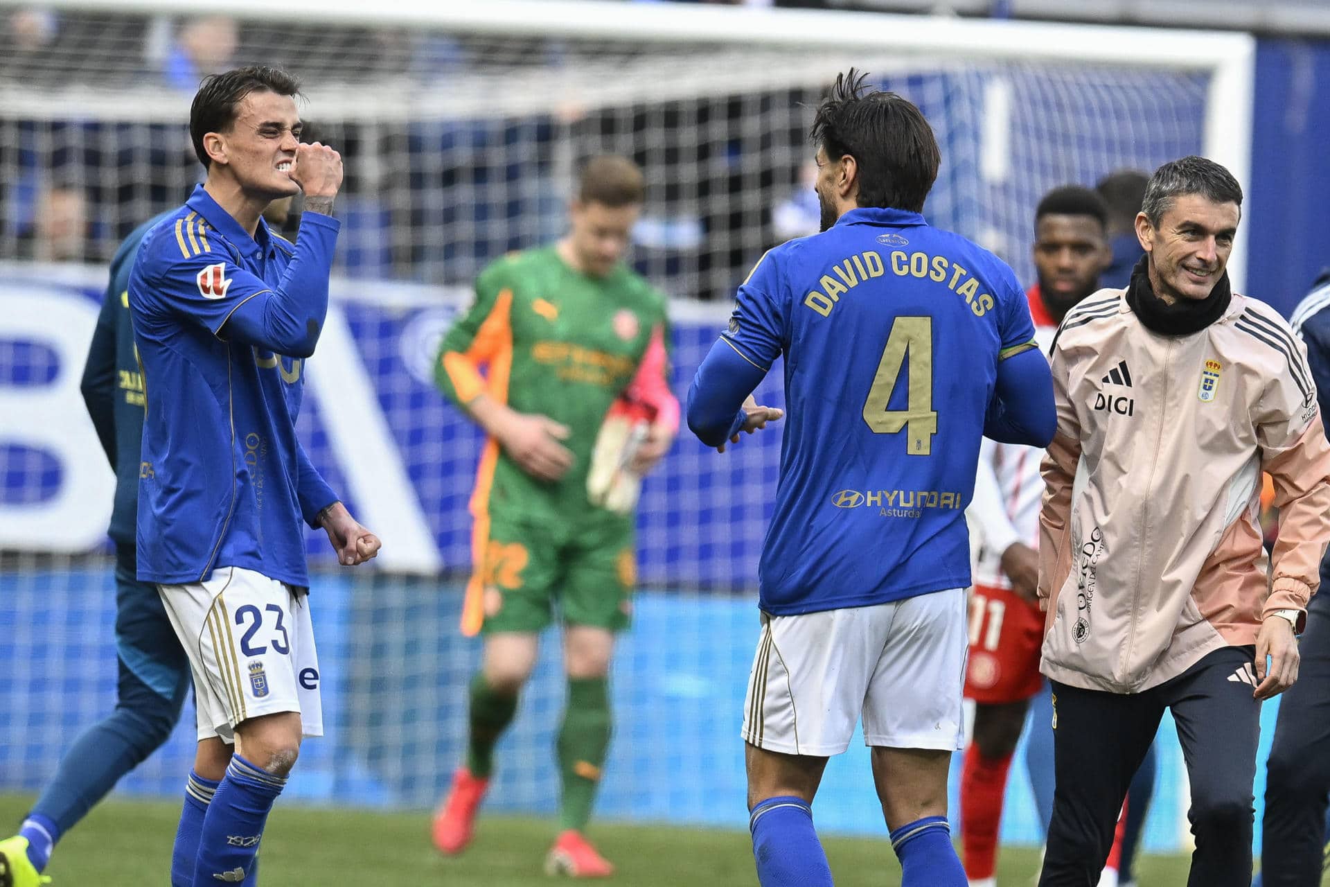 Los jugadores del Real Oviedo celebran la victoria en el partido de LaLiga entre el Real Oviedo y el Girona FC celebrado en el Estadio Carlos Tartiere en Oviedo, este sábado. EFE/Eloy Alonso