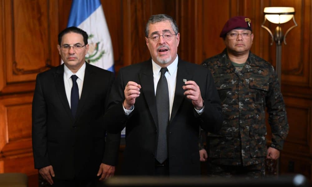 Fotografía cedida por la Presidencia de Guatemala de su mandatario, Bernardo Arévalo de León (c), ofreciendo un discurso junto al ministro del Interior, Marco Villeda (i), y el ministro de Defensa, Henry Saenz, este domingo, en Ciudad de Guatemala (Guatemala). EFE/ Presidencia de Guatemala