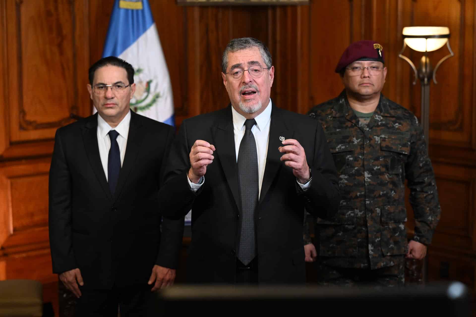 Captura de video tomada de la cuenta oficial de la red social X @BArevalodeLeon del presidente de Guatemala, Bernardo Arévalo de León (c), donde aparece ofreciendo un discurso este domingo. EFE/ @BArevalodeleon