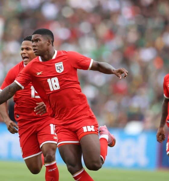 Lucas Chávez (c) de Panamá celebra un gol en un partido amistoso entre Bolivia y Panamá. EFE/ Luis Gandarillas