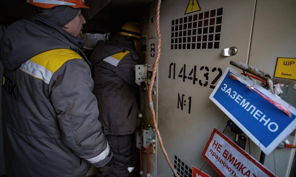 Empleados de la compañía de energía DTEK trabajan en una instalación eléctrica en Kiev este invierno. EFE/EPA/MARIA SENOVILLA