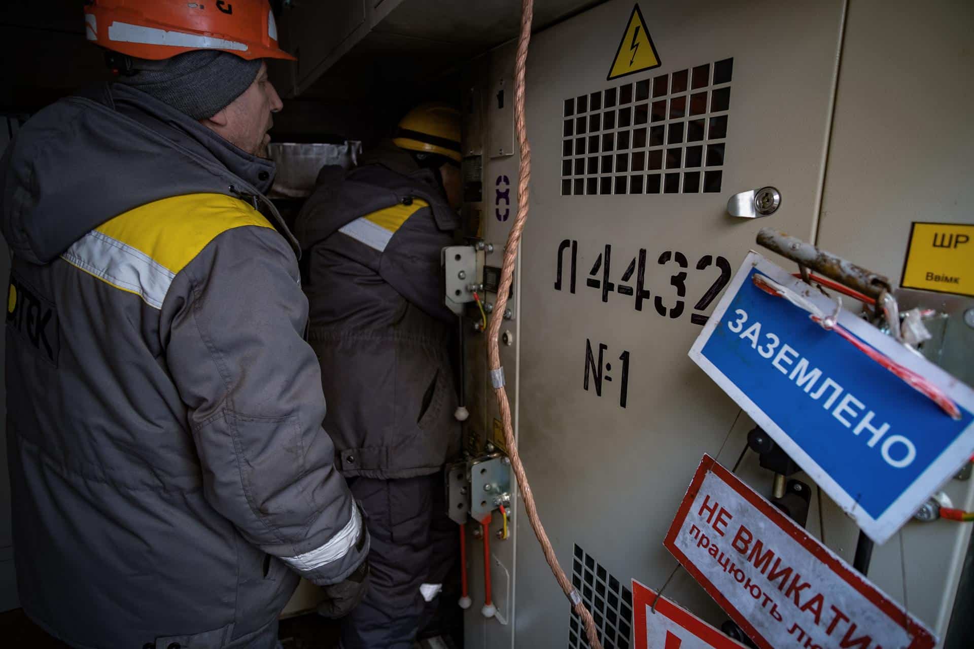 Empleados de la compañía de energía DTEK trabajan en una instalación eléctrica en Kiev este invierno. EFE/EPA/MARIA SENOVILLA