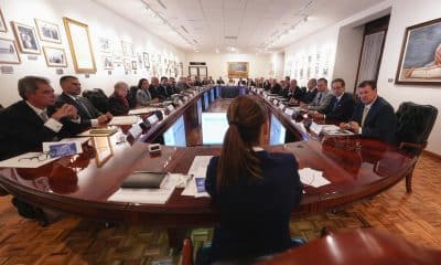 Fotografía cedida por la presidencia de México, de la mandataria mexicana, Claudia Sheinbaum (c), durante una reunión con empresarios este miércoles en el Palacio Nacional en Ciudad de México (México). EFE/ Presidencia de México /SOLO USO EDITORIAL/ NO VENTAS/ SOLO DISPONIBLE PARA ILUSTRAR LA NOTICIA QUE ACOMPAÑA (CRÉDITO OBLIGATORIO)