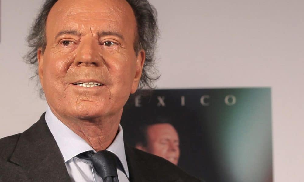 Fotografía de archivo donde aparece el cantante español Julio Iglesias (c). EFE/Alex Cruz