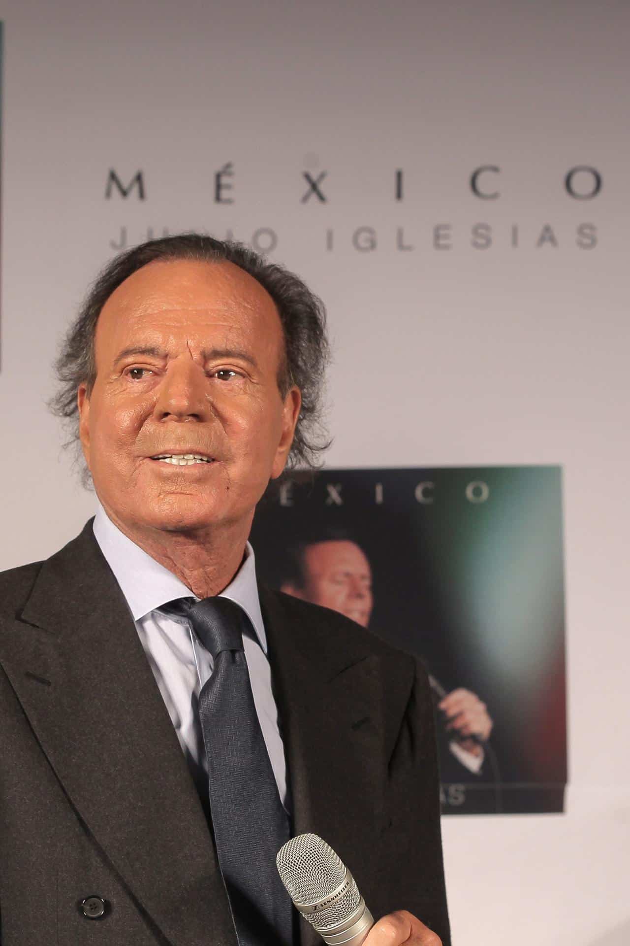 Fotografía de archivo donde aparece el cantante español Julio Iglesias (c). EFE/Alex Cruz