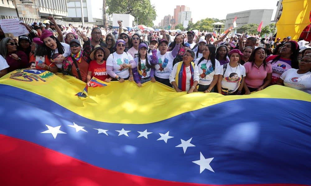 FOTODELDÍA AME2740. CARACAS (VENEZUELA), 06/01/2026.- Mujeres participan en una marcha del chavismo este martes, en Caracas (Venezuela). Miles de mujeres chavistas marcharon para expresar su respaldo a Delcy Rodríguez, de quien dijeron "no está sola" tras jurar como presidenta encargada de Venezuela, luego de que el mandatario Nicolás Maduro y su esposa, Cilia Flores, fueran capturados en medio de un ataque militar de EE.UU. al país suramericano. EFE/ Ronald Peña R