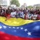 FOTODELDÍA AME2740. CARACAS (VENEZUELA), 06/01/2026.- Mujeres participan en una marcha del chavismo este martes, en Caracas (Venezuela). Miles de mujeres chavistas marcharon para expresar su respaldo a Delcy Rodríguez, de quien dijeron "no está sola" tras jurar como presidenta encargada de Venezuela, luego de que el mandatario Nicolás Maduro y su esposa, Cilia Flores, fueran capturados en medio de un ataque militar de EE.UU. al país suramericano. EFE/ Ronald Peña R