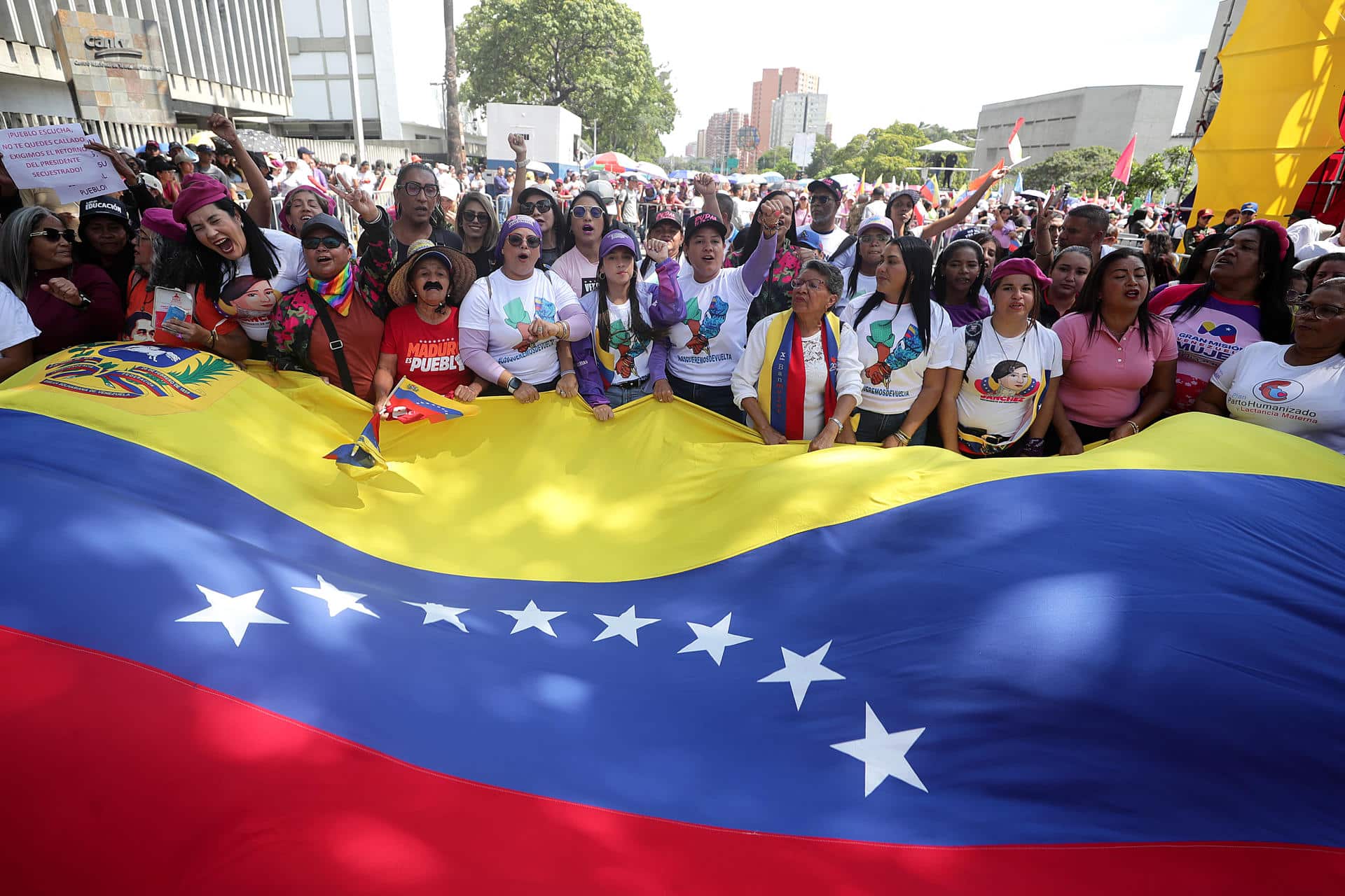 FOTODELDÍA AME2740. CARACAS (VENEZUELA), 06/01/2026.- Mujeres participan en una marcha del chavismo este martes, en Caracas (Venezuela). Miles de mujeres chavistas marcharon para expresar su respaldo a Delcy Rodríguez, de quien dijeron "no está sola" tras jurar como presidenta encargada de Venezuela, luego de que el mandatario Nicolás Maduro y su esposa, Cilia Flores, fueran capturados en medio de un ataque militar de EE.UU. al país suramericano. EFE/ Ronald Peña R