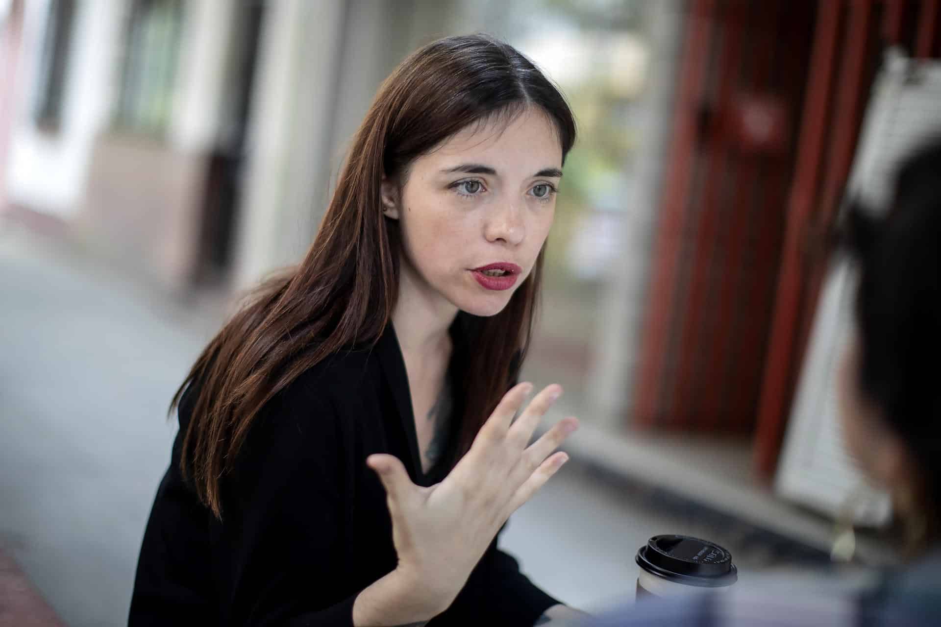 La escritora española Luna Miguel habla en una entrevista con EFE este sábado, en Ciudad de México (México). EFE/ Isaac Esquivel