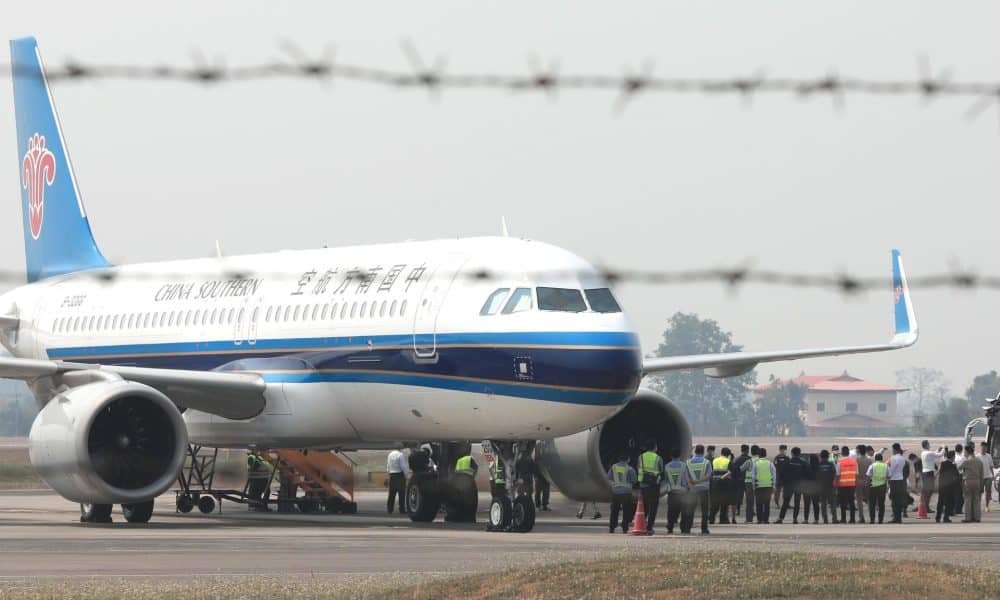 Fotografía de archivo de un grupo de chinos esperando a embarcar en un avión de repatriación tras ser liberados de centros de ciberestafa ubicados en Birmania.
EFE/EPA/SOMRERK KOSOLWITTHAYANANT