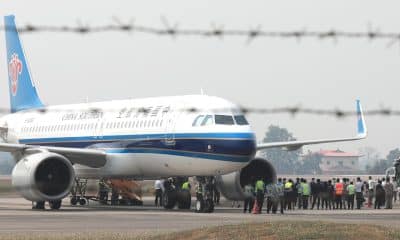 Fotografía de archivo de un grupo de chinos esperando a embarcar en un avión de repatriación tras ser liberados de centros de ciberestafa ubicados en Birmania.
EFE/EPA/SOMRERK KOSOLWITTHAYANANT