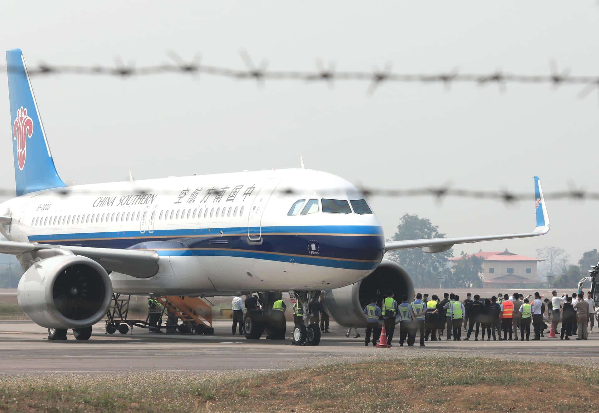 Fotografía de archivo de un grupo de chinos esperando a embarcar en un avión de repatriación tras ser liberados de centros de ciberestafa ubicados en Birmania.
EFE/EPA/SOMRERK KOSOLWITTHAYANANT