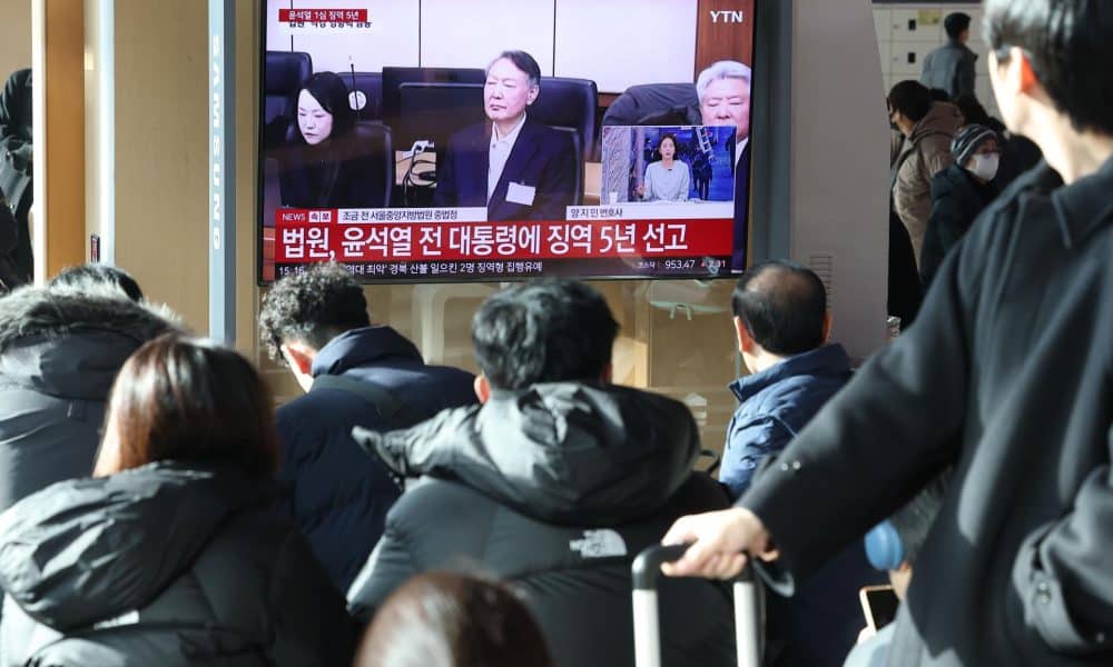SEÚL (Corea el Sur), 16/01/2026.- Ciudadanos observan una transmisión televisiva en vivo del juicio contra el expresidente surcoreano Yoon Suk Yeol en la Estación de Seúl. EFE/EPA/YONHAP SOUTH KOREA OUT