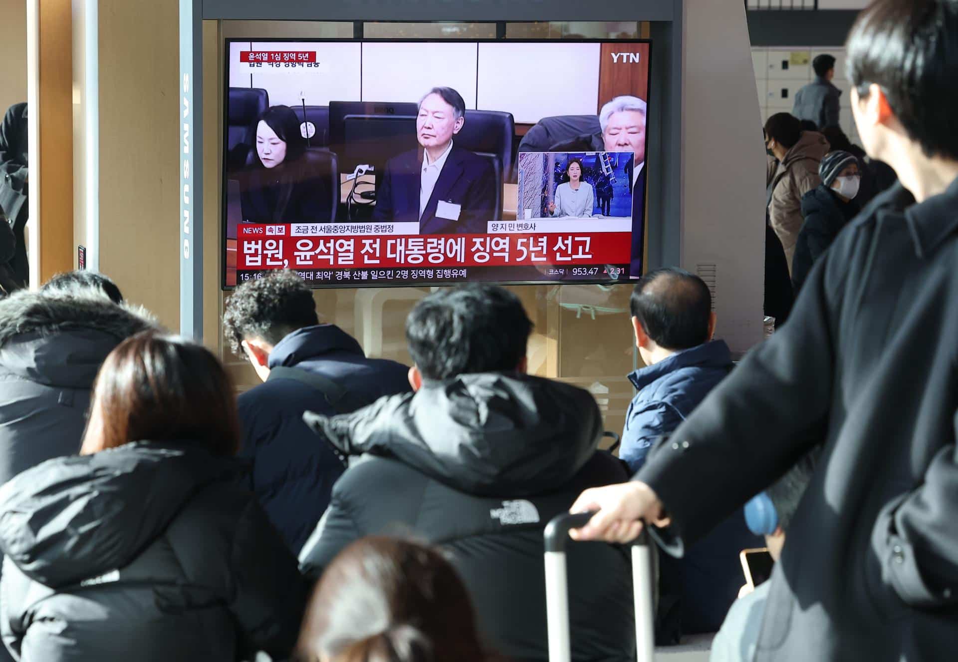 SEÚL (Corea el Sur), 16/01/2026.- Ciudadanos observan una transmisión televisiva en vivo del juicio contra el expresidente surcoreano Yoon Suk Yeol en la Estación de Seúl. EFE/EPA/YONHAP SOUTH KOREA OUT