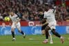 El delantero nigeriano del Sevilla, Akor Adams (d), persigue el balón ante el defensa del Athletic Club, Dani Vivian, durante el encuentro correspondiente a la jornada 21 de Laliga EA Sports que disputaron en el estadio Sánchez Pizjuán de Sevilla. EFE / Julio Muñoz.
